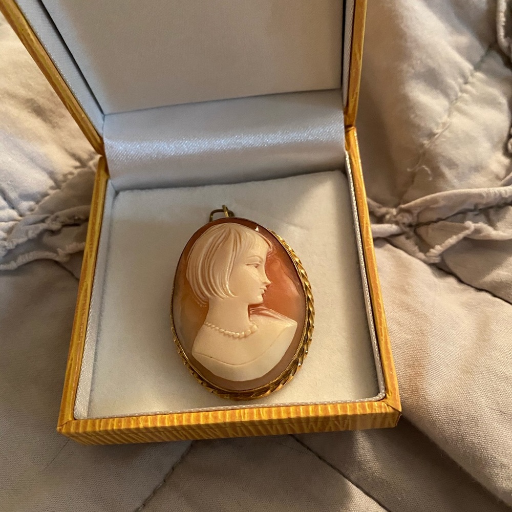 Cameo pendant